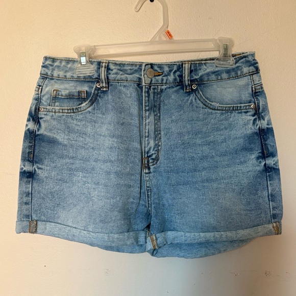 6 Pairs of Jean Shorts - Picture 3 of 7